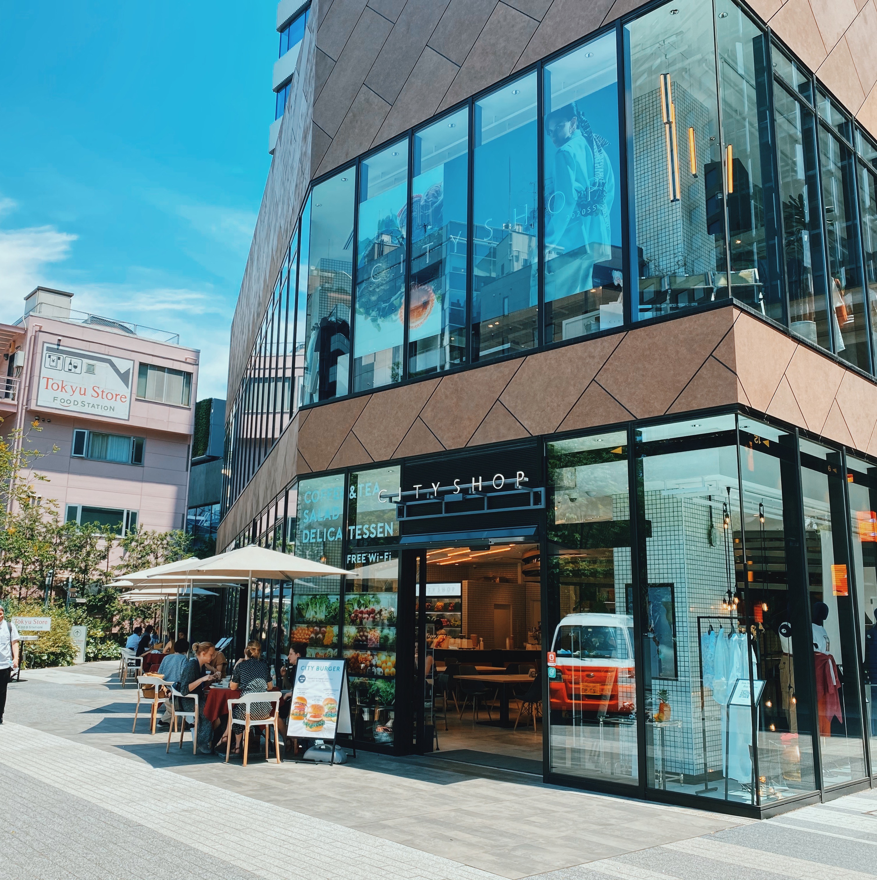 SHOP NEWS】CITY SHOP のクリーンなカラーアクリルハンガー | 日本 