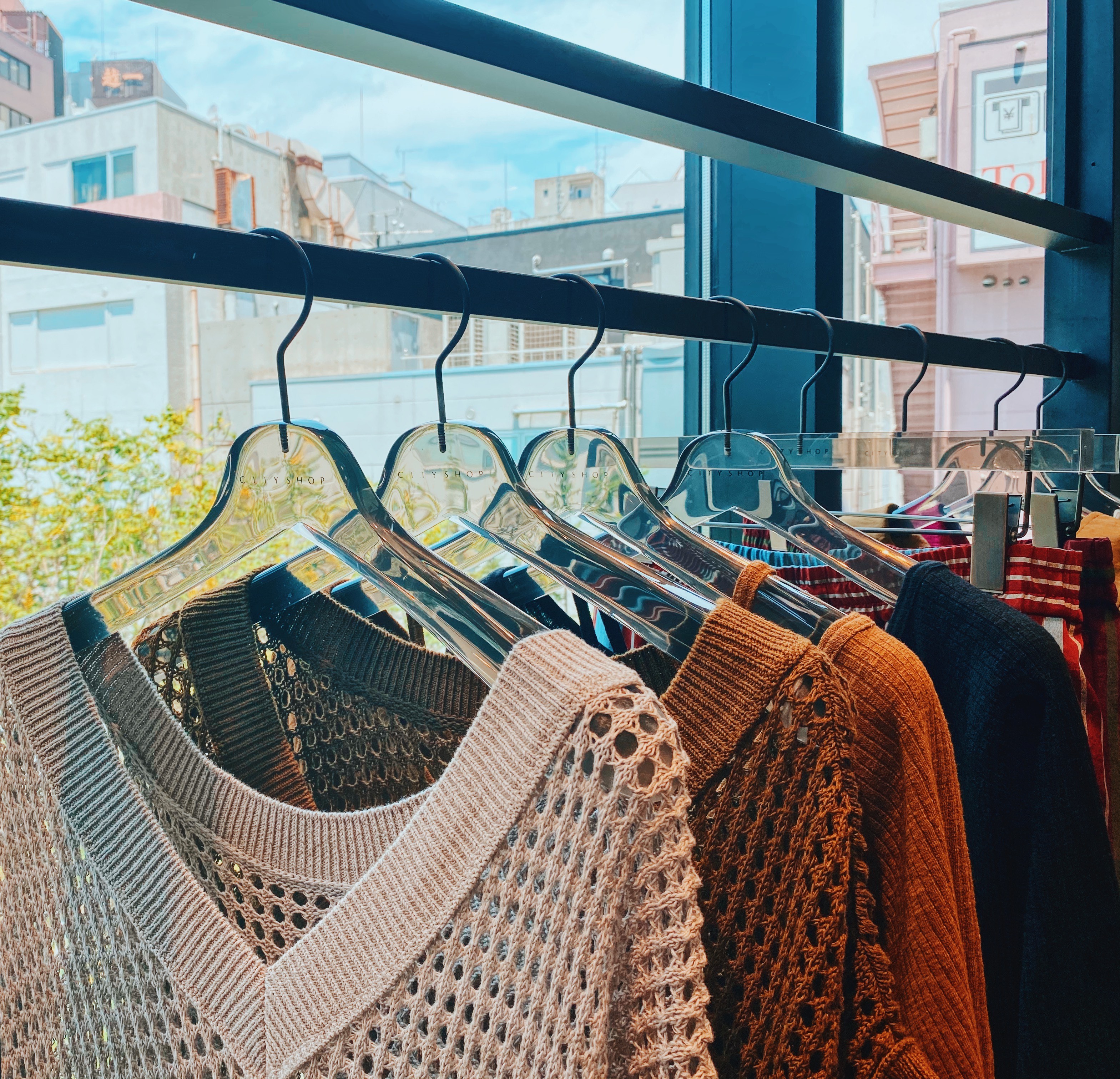 SHOP NEWS】CITY SHOP のクリーンなカラーアクリルハンガー | 日本 
